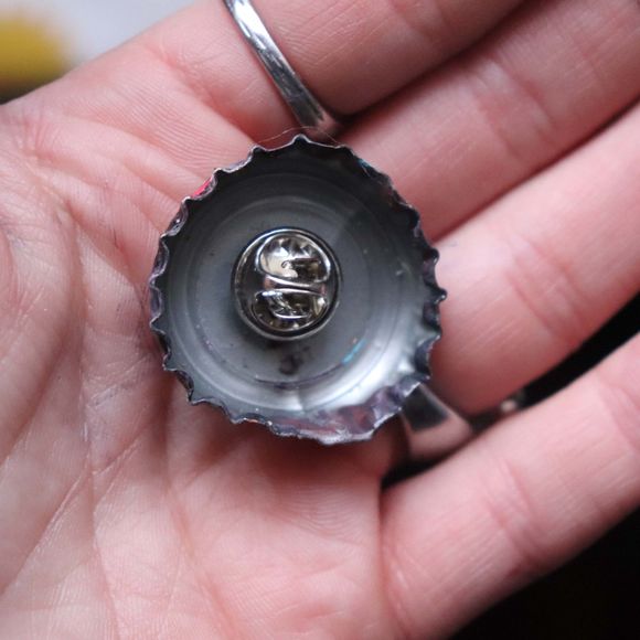 PAINTED BOTTLECAP PIN - Picture 4 of 4
